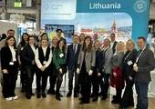 <p>Участники литовского стенда в Хельсинки с послом Литовской Республики и его командой</p>
