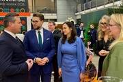 <p>Слева направо: вице-мэр муниципалитета Бирштонаса Эдвардас Цитварас, министр экономики и инноваций Лукас Савицкас и вице-министр Агила Барздиене, директор Travel Lithuania Ольга Гончарова и директор TIC Рута Капачинскайте</p>
