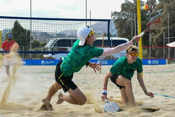 Beach tennis